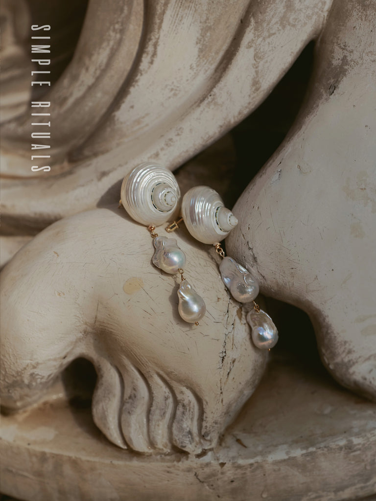 23FW [ Moon tears ] Conch Pearl earrings