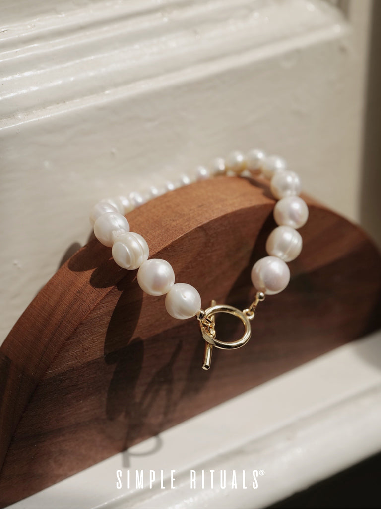 [ A journey to full-moon ] Textured freshwater pearls bracelet